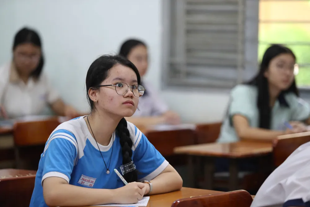 Thí sinh tại điểm thi Trường THPT chuyên Lê Hồng Phong, quận 5. Ảnh: THANH CHIÊU thisinh_2.jpg