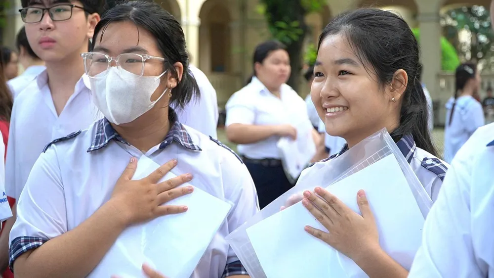 Thí sinh Lê Cao Ni Na (bên phải), (Trường THCS Phú Thạnh, huyện Nhơn Trạch, Đồng Nai) tại điểm thi Trường THPT Chuyên Lê Hồng Phong. Ảnh: THANH CHIÊU thisinh.jpg