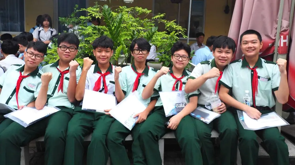 Thí sinh tự tin trước giờ thi môn Toán tại điểm thi Trường THCS Trương Công Định (quận Bình Thạnh) 8f6a710399c42d9a74d5.jpg