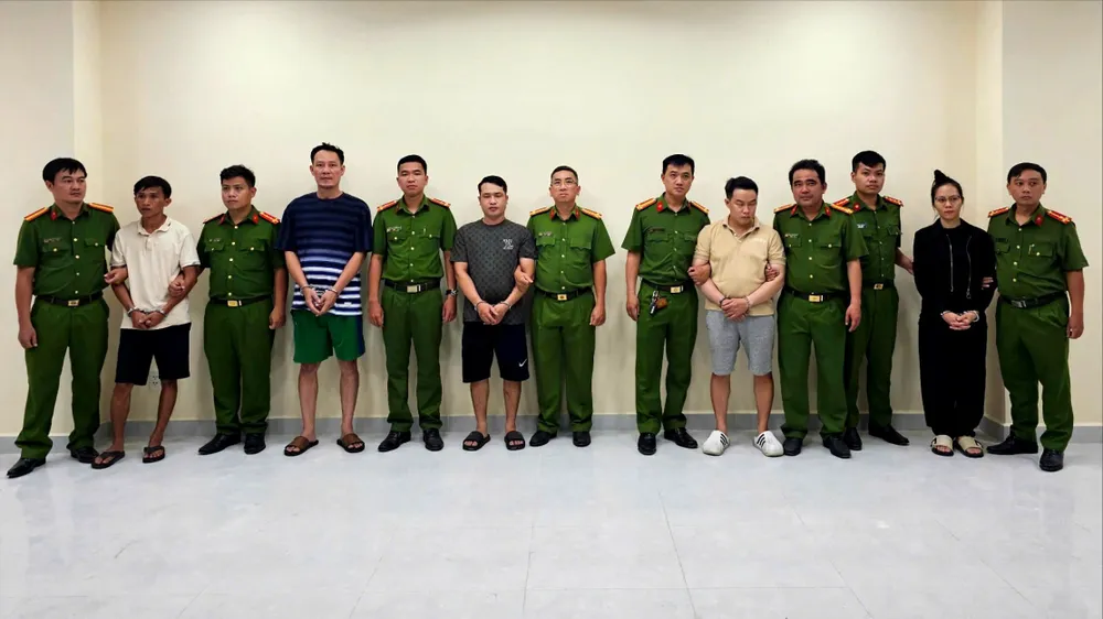 Các đối tượng bị khởi tố về tội "Sản xuất, mua bán hàng giả". Ảnh: CA z6679526161411_bb19cfa177ed34d5cca57dac1af26618.jpg