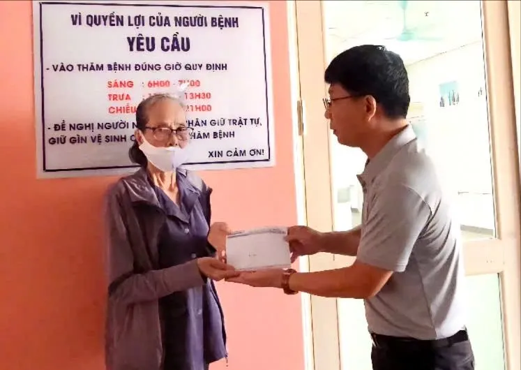 Đại diện Báo SGGP tại khu vực miền Trung trao tiền hỗ trợ cho bà Huỳnh Thị Phước traotien.jpg
