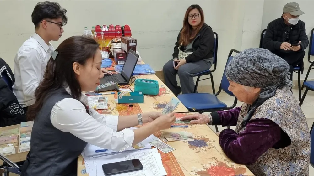 Paying pensions and benefits to the elderly. Photo: XC luonghuu.jpg