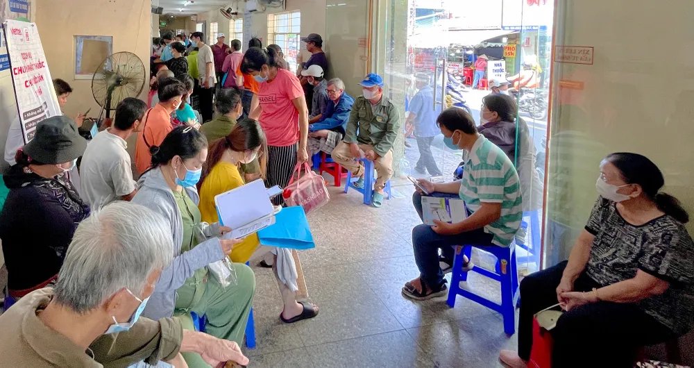 Người dân đến khám BHYT tại Bệnh viện An Bình (TPHCM). Ảnh: HOÀNG HÙNG baohiemyte.jpg