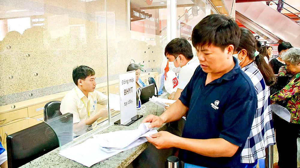 Làm thủ tục thanh toán khám chữa bệnh bảo hiểm y tế tại Bệnh viện Đại học Y dược TPHCM. Ảnh: HOÀNG HÙNG baohiemyte1.jpg