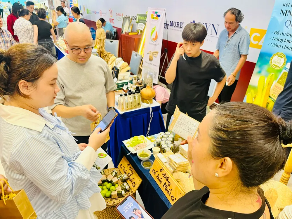 Người dân chọn mua sản phẩm OCOP tại một sự kiện về quà tặng diễn ra tại TPHCM. Ảnh: GIA HÂN ocop.jpg