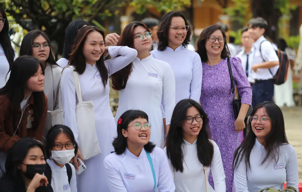 Mối gắn kết giữa thầy cô và học trò luôn là kỷ niệm đẹp của một thời học sinh. Ảnh: DŨNG PHƯƠNG tuoitre.jpg