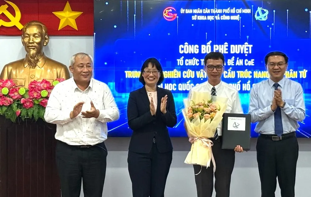 Phó Chủ tịch UBND TPHCM Trần Thị Diệu Thúy trao quyết định về phát triển trung tâm nghiên cứu đạt chuẩn quốc tế cho đại diện Trung tâm Vật liệu Cấu trúc Nano và Phân tử IMG_2349 2.jpg