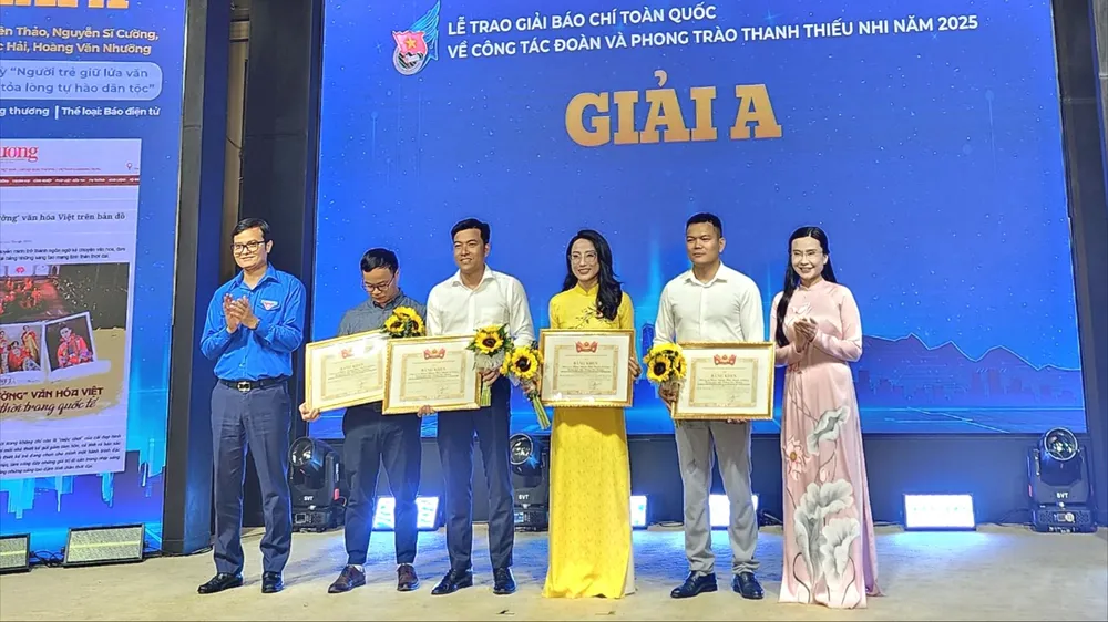 Đồng chí Bùi Quang Huy, Bí thư Thứ nhất Trung ương Đoàn trao giải cho các tác phẩm đoạt giải A.