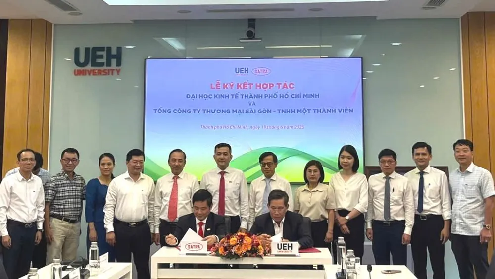 Tổng Công ty Thương mại Sài Gòn TNHH MTV (SATRA) và Đại học Kinh tế TPHCM (UEH) chính thức ký kết chương trình liên kết hợp tác chiến lược toàn diện ky ket satra 1.jpg