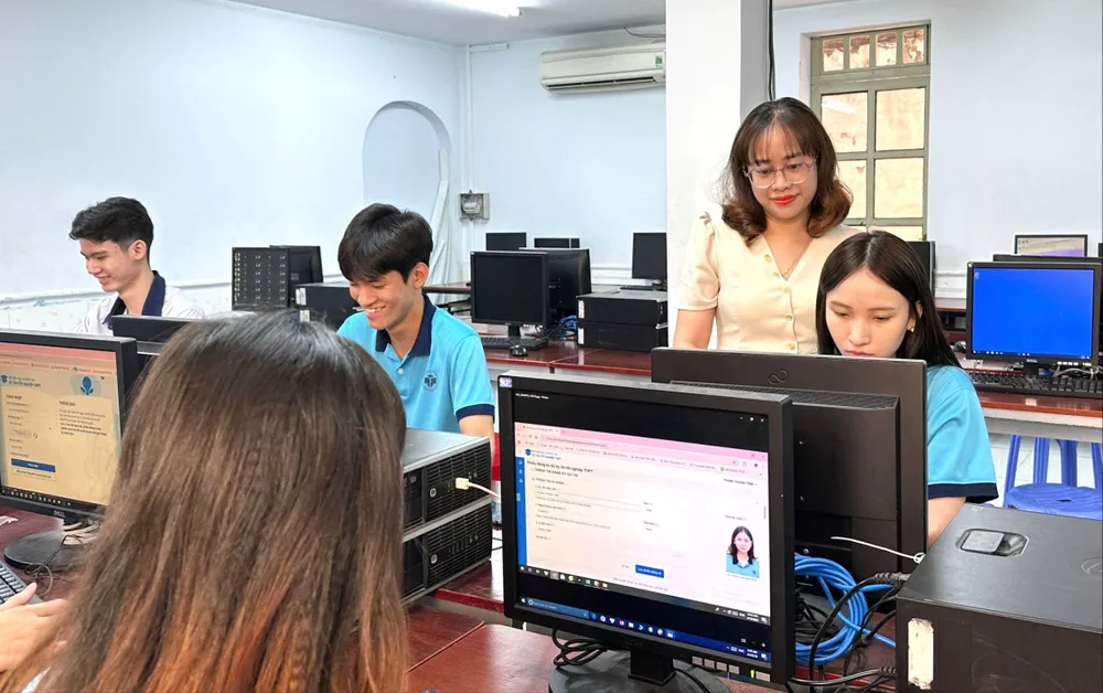 Cán bộ Trung tâm Giáo dục phổ thông Trường ĐH Công thương TPHCM hướng dẫn học sinh lớp 12 đăng ký dự thi tốt nghiệp THPT năm 2025