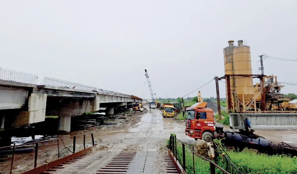 Thi công phần lan can của cầu trên tuyến cao tốc Cần Thơ - Cà Mau. Ảnh: TẤN THÁI caotoc.jpg