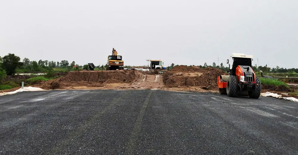 Строительные блоки скоростной автомагистрали Кантхо - Камау в районе водопропускной трубы Ба Чум, около перекрестка IC12 (часть пакета XL3). Фото: TAN THAI caotoc1.jpg