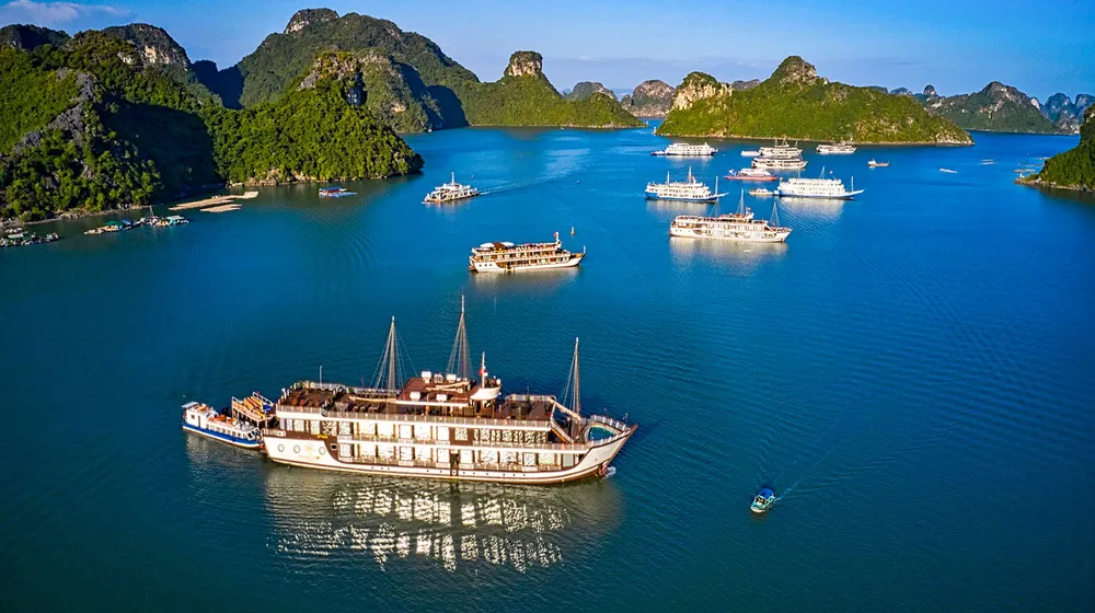 Những chiếc tàu du lịch neo đậu trên quần đảo Cát Bà, TP Hải Phòng. Ảnh: ĐỨC NGHĨA halong.jpg