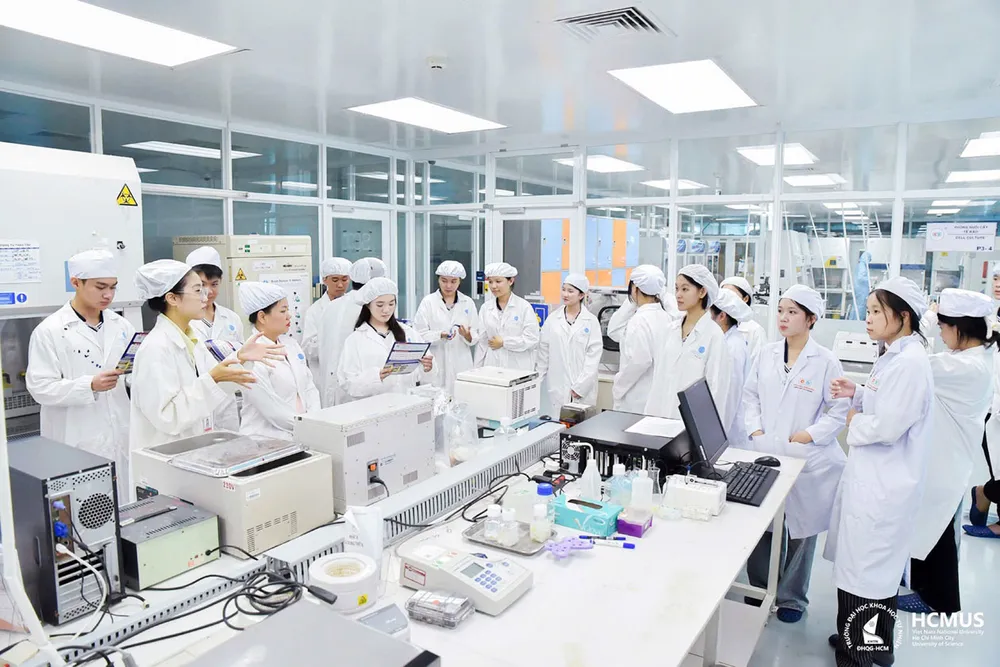 Học sinh tìm hiểu về công nghệ nuôi cấy tế bào gốc tại Trường ĐH Khoa học Tự nhiên (ĐH Quốc gia TPHCM) hocsinh.jpg