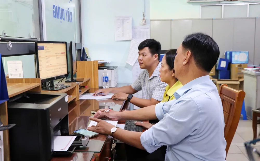 Cán bộ, công chức phường Hòa Hưng (TPHCM mới) vận hành thử nghiệm các hệ thống trên nền tảng số. Ảnh: CẨM NƯƠNG phuong-hoa-hung.jpg