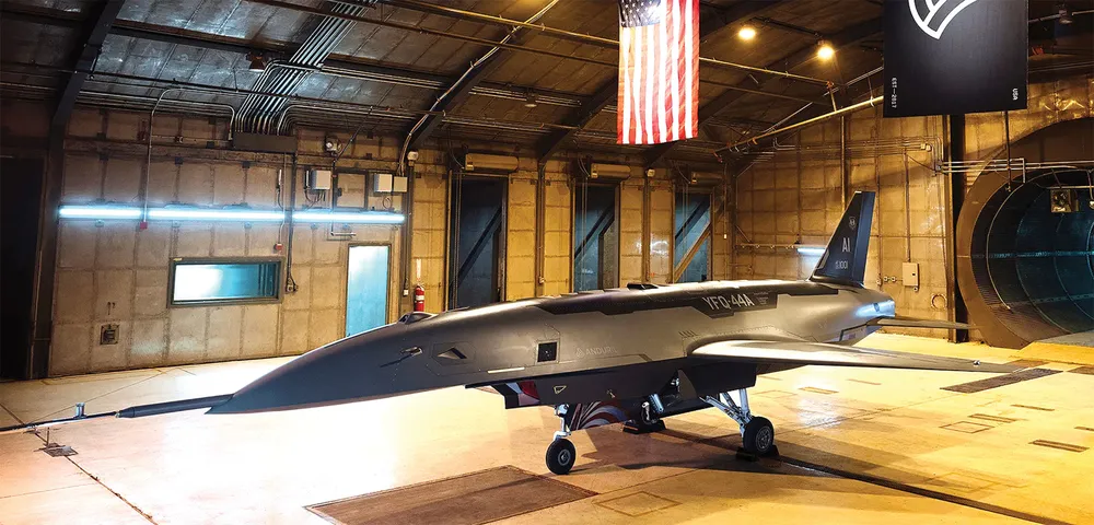 Máy bay chiến đấu không người lái thế hệ mới YFQ-44A của Không quân Mỹ. Ảnh: TREVOR DALTON/USAF tiemkich.jpg