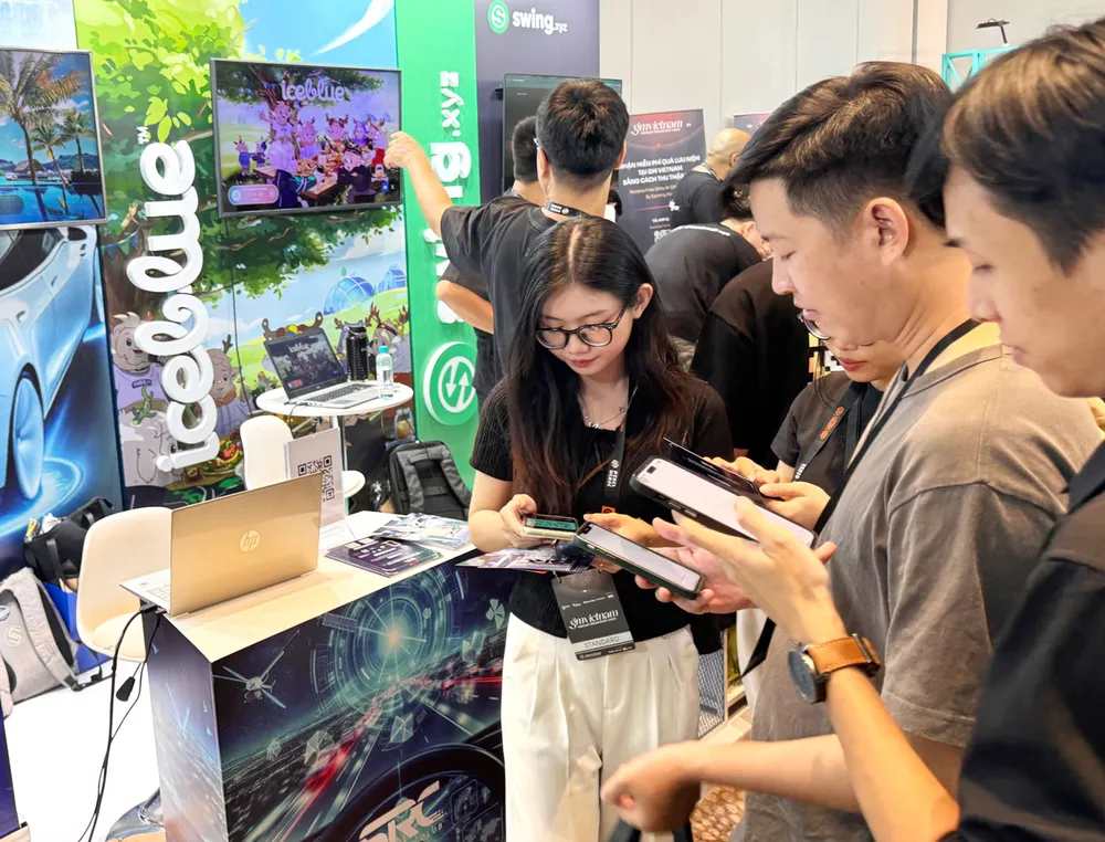 Young people share information and receive cryptocurrency at a Blockchain event in Ho Chi Minh City. Photo: TAN BA tienmahoa.jpg