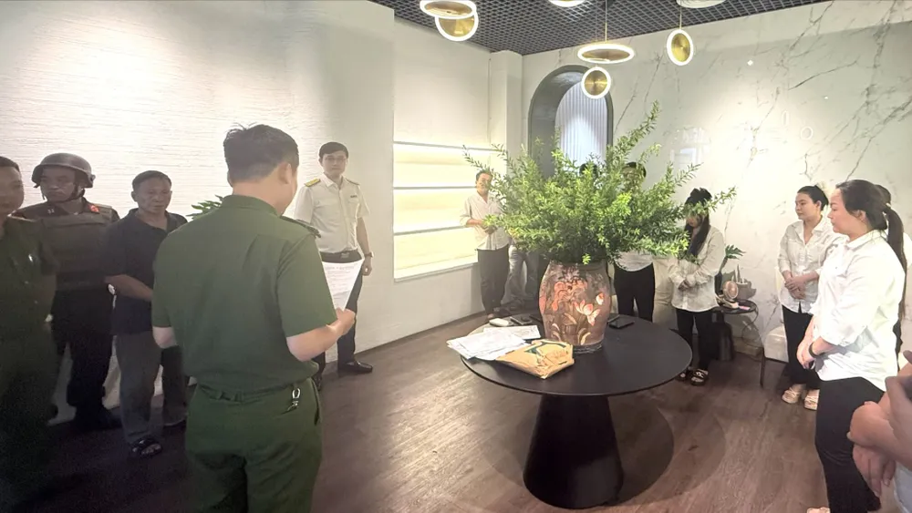 Cơ quan công an làm việc với các đối tượng liên quan trong vụ án. Ảnh: Công an TP Hà Nội cung cấp vụ 2.jpg