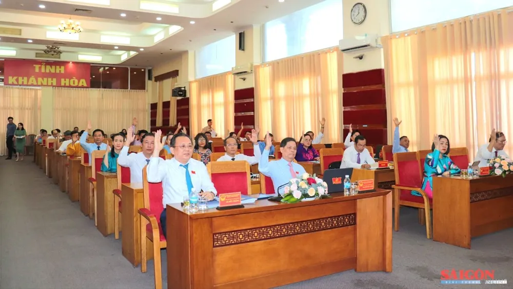 Các đại biểu biểu quyết thông qua các nghị quyết của kỳ họp. Ảnh: HIẾU GIANG dasua-.jpg