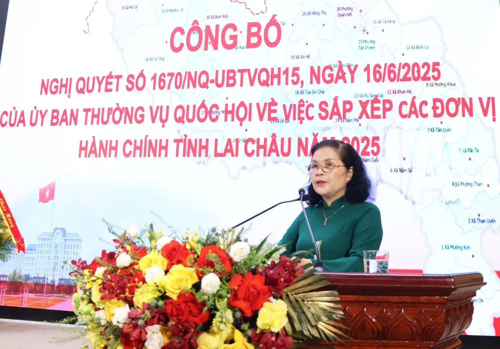 Bí thư Tỉnh ủy Lai Châu Giàng Páo Mỷ công bố Nghị quyết của Ủy ban Thường vụ Quốc hội giangpaomy.jpg