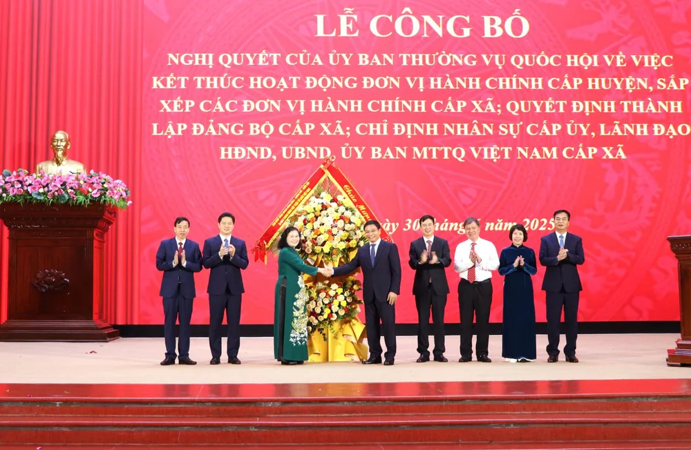Bộ trưởng Bộ Tài chính Nguyễn Văn Thắng và các đồng chí trong Đoàn công tác tặng hoa chúc mừng tỉnh Lai Châu tại buổi lễ laichau_nguyenvanthang.jpg