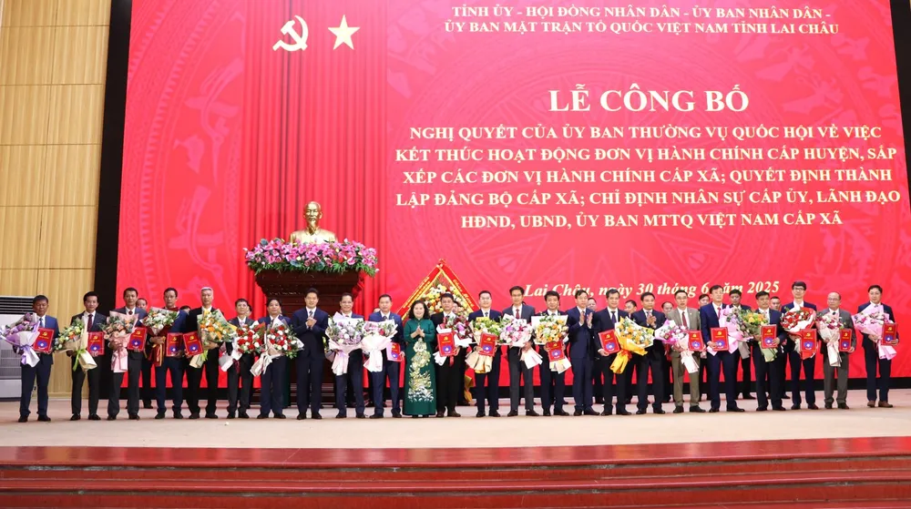 Các đồng chí lãnh đạo trao Quyết định cho các đồng chí Bí thư các Đảng ủy xã, phường mới laichau1.jpg