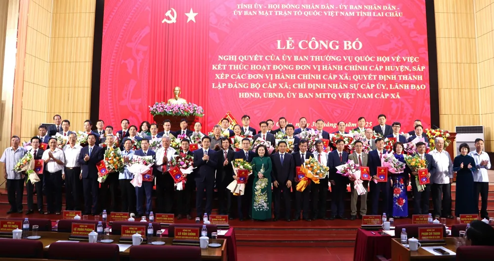 Các đồng chí lãnh đạo Trung ương, lãnh đạo tỉnh Lai Châu, nguyên lãnh đạo tỉnh Lai Châu chụp ảnh lưu niệm với lãnh đạo các xã, phường mới laichau2.jpg