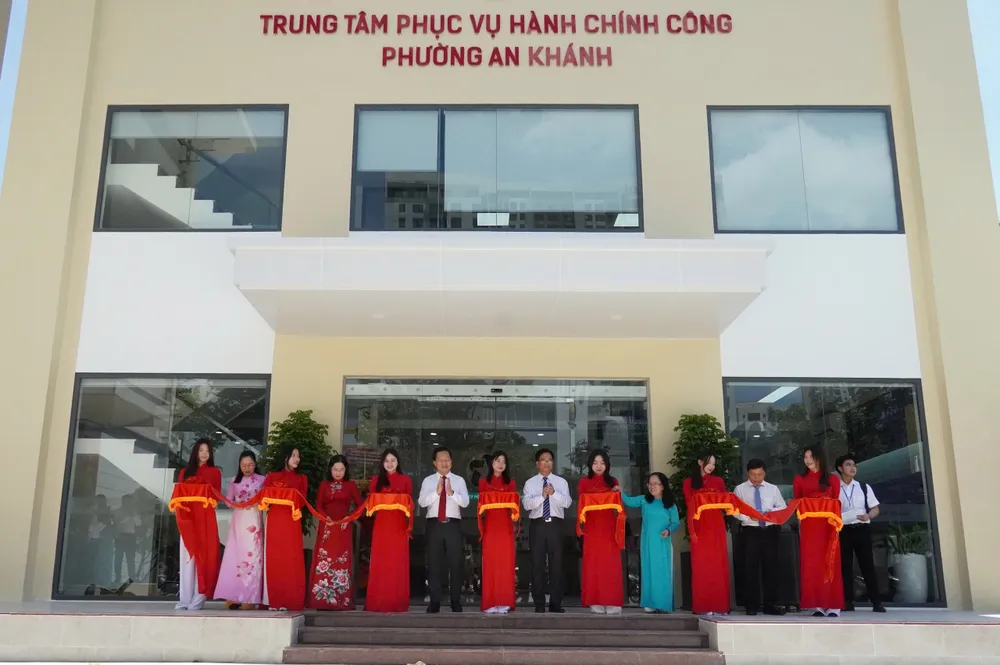 Đảng ủy - HĐND - UBND phường An Khánh khánh thành Trung tâm Phục vụ hành chính công. Ảnh: THU HƯỜNG phuong an khanh.jpg