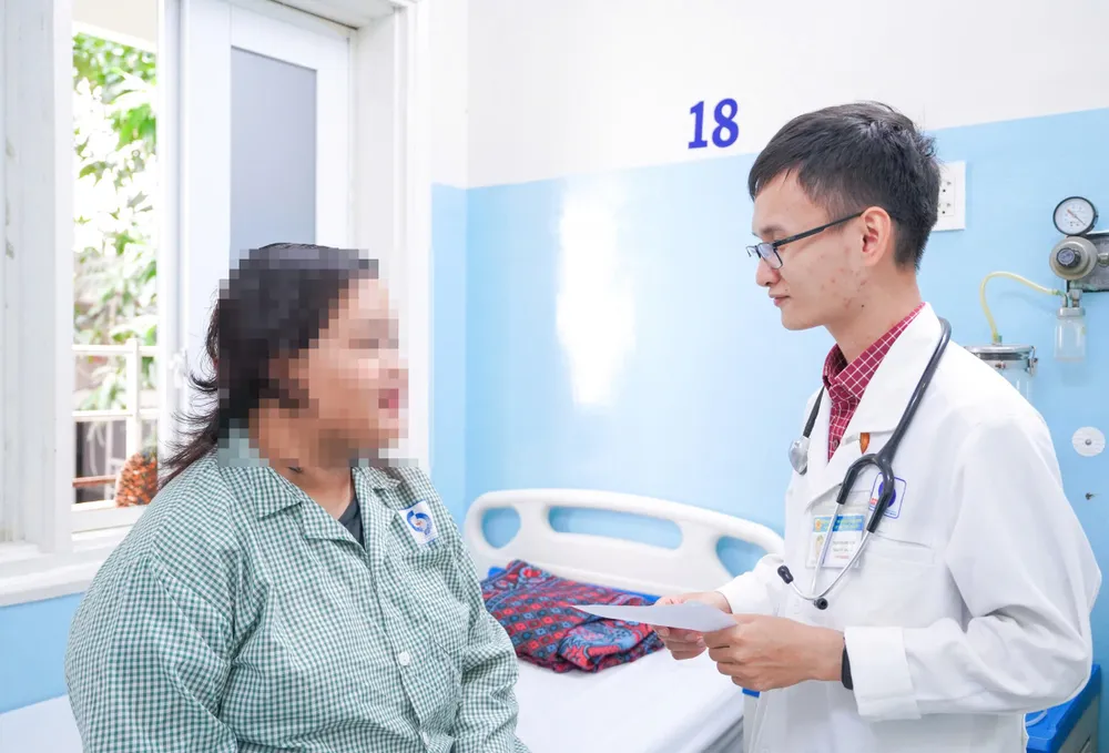 Bác sĩ đang thăm khám cho người bệnh nguoibenh.jpg