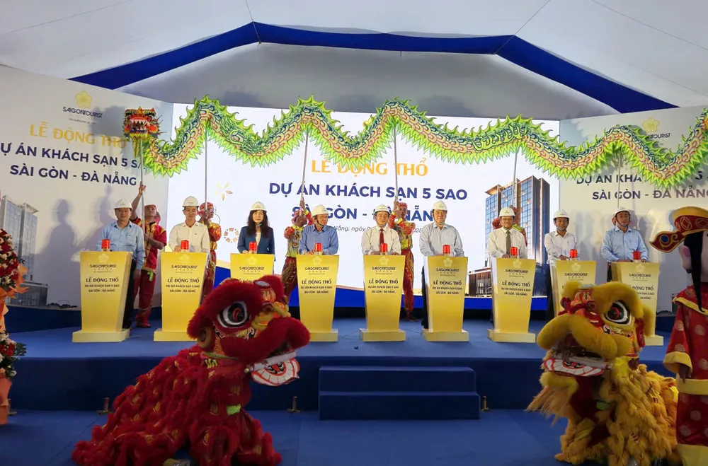 Đại diện lãnh đạo TP Đà Nẵng và Saigontourist Group thực hiện nghi thức nhấn nút động thổ ks_dongtho.jpg