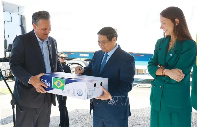 Thủ tướng Phạm Minh Chính ký vào lô hàng thịt bò đầu tiên của Brazil xuất sang Việt Nam. Ảnh: Dương Giang/TTXVN thuthuong1.jpg
