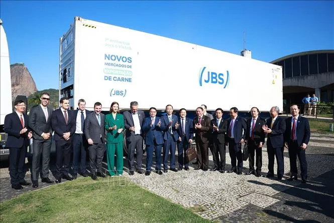 Thủ tướng Phạm Minh Chính chứng kiến lô hàng thịt bò đầu tiên của Brazil xuất sang Việt Nam. Ảnh: Dương Giang/TTXVN thutuong2.jpg