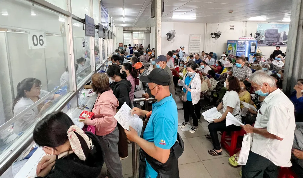 Người bệnh chờ lãnh thuốc BHYT tại Bệnh viện Chợ Rẫy, TPHCM benhvien.jpg