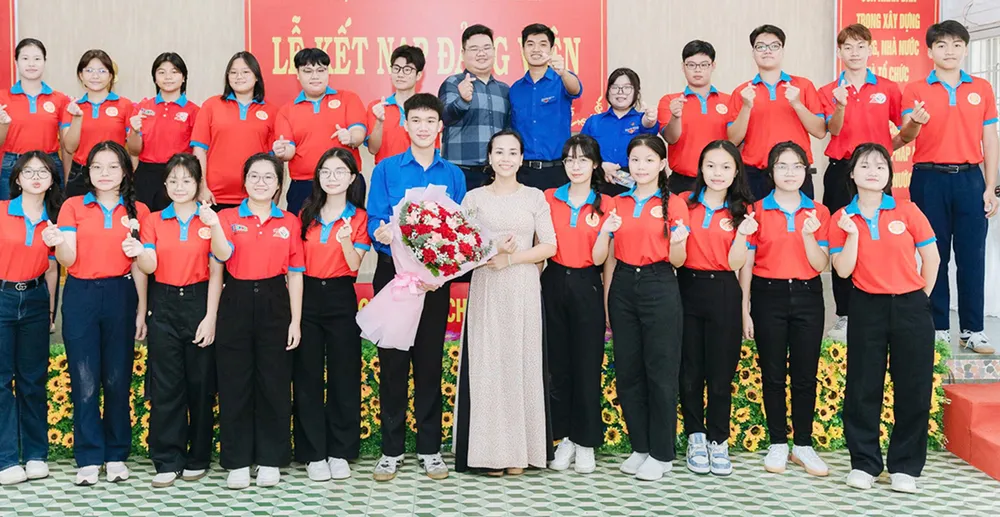 Một chiến sĩ chiến dịch Hoa phượng đỏ 2025 (người cầm hoa - Trường THPT Hoàng Hoa Thám, phường Gia Định, TPHCM) được kết nạp Đảng ketnapdang.jpg