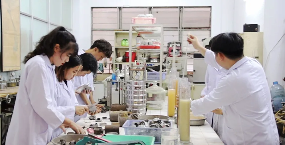 Sinh viên ngành Kỹ thuật địa chất Trường ĐH Khoa học Tự nhiên (ĐHQG TPHCM) trong giờ học thực hành tại phòng thí nghiệm. Ảnh: THANH HÙNG