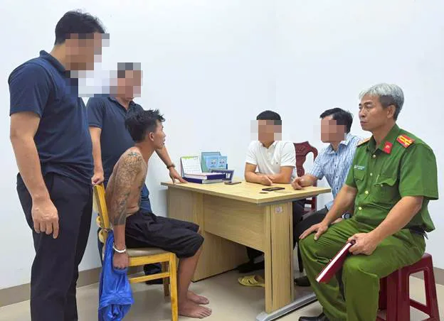 Thượng tá Lê Vấn, Trưởng phòng Cảnh sát hình sự trực tiếp lấy lời khai đối tượng Công gietnguoi.jpg
