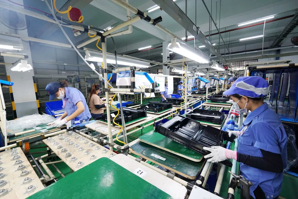 Công nhân làm việc trên dây chuyền sản xuất tại Nhà máy Các Thái, phường Long Phước, TPHCM. Ảnh: Hoàng Hùng hangviet.jpg