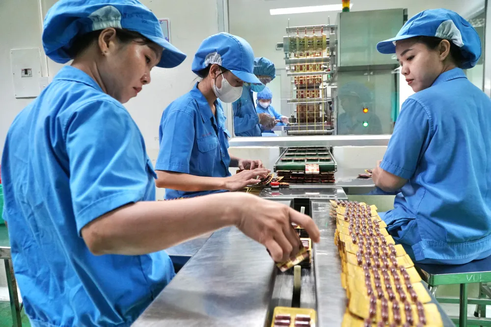 Đóng gói sản phẩm tại Công ty CP Dược phẩm OPC, phường Tân Uyên, TPHCM. Ảnh: Hoàng Hùng hangviet1.jpg