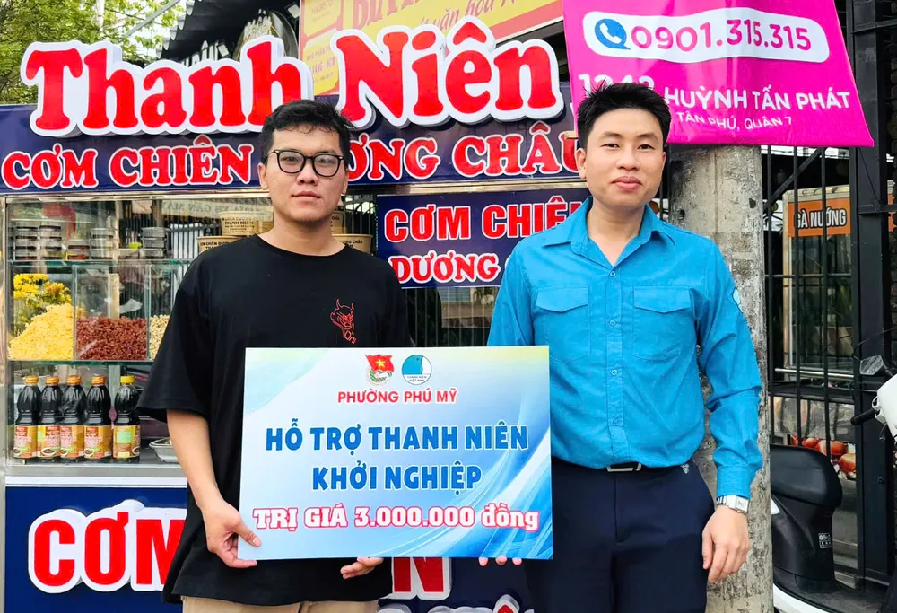 Anh Phan Trung Hải trao hỗ trợ phương tiện sinh kế để thanh niên khởi nghiệp phantrunghai.jpg