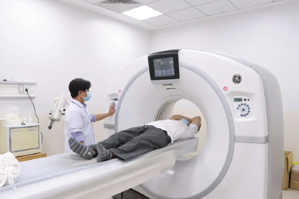 Bác sĩ Bệnh viện Ung bướu TPHCM đang chụp MRI cho người bệnh yte.jpg