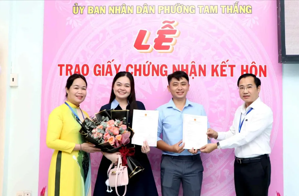 Lãnh đạo phường Tam Thắng chúc mừng cặp đôi đầu tiên làm thủ tục chứng nhận kết hôn tại phường 517401387_1056562169908812_2030460477387377203_n.jpg