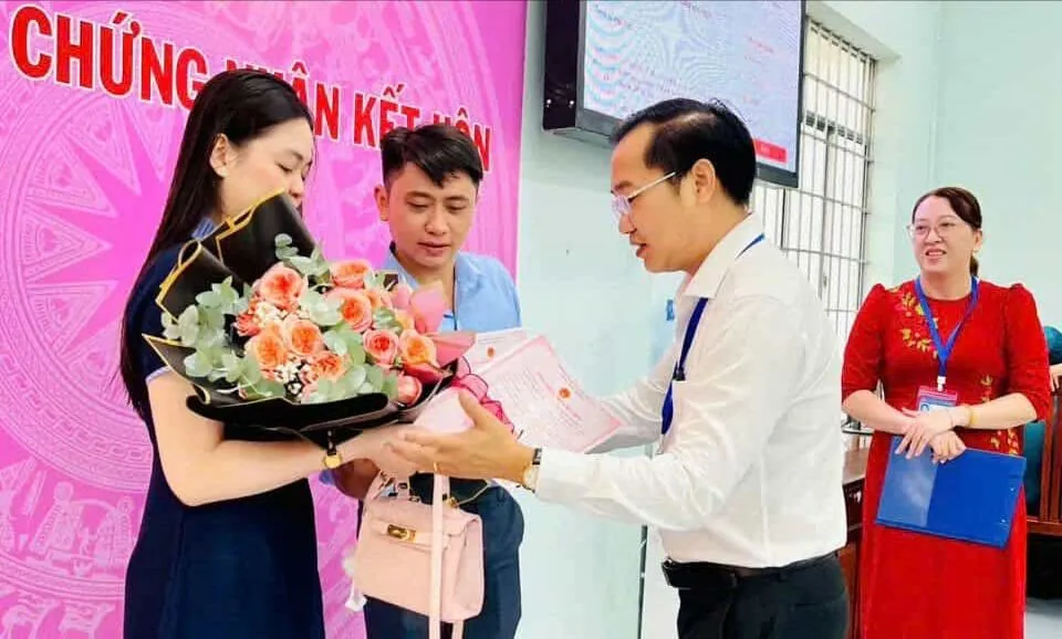 Chủ tịch UBND phường Tam Thắng Lê Xuân Tú tặng hoa chúc mừng cặp đôi 519241600_1571217293836748_2459281167250822518_n.jpg
