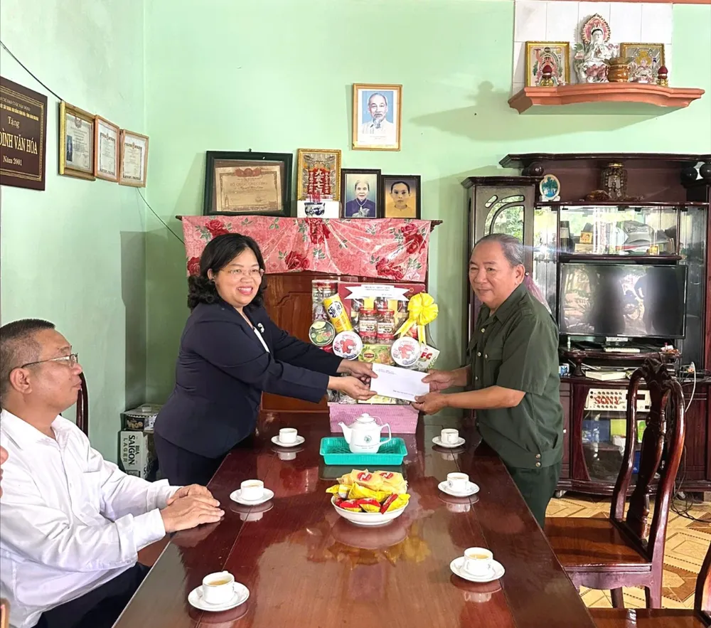 អនុប្រធានក្រុមប្រឹក្សាប្រជាជនទីក្រុងហូជីមិញ លោក Nguyen Truong Nhat Phuong ជូនអំណោយដល់យុទ្ធជនពិការ និងប្រជាជនដែលមានវិភាគទានបដិវត្តន៍។ 1000028692.jpg