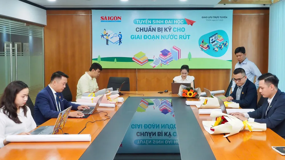 Quang cảnh buổi giao lưu trực tuyến, sáng 24-7. Ảnh: HOÀNG HÙNG quangcanh.jpg