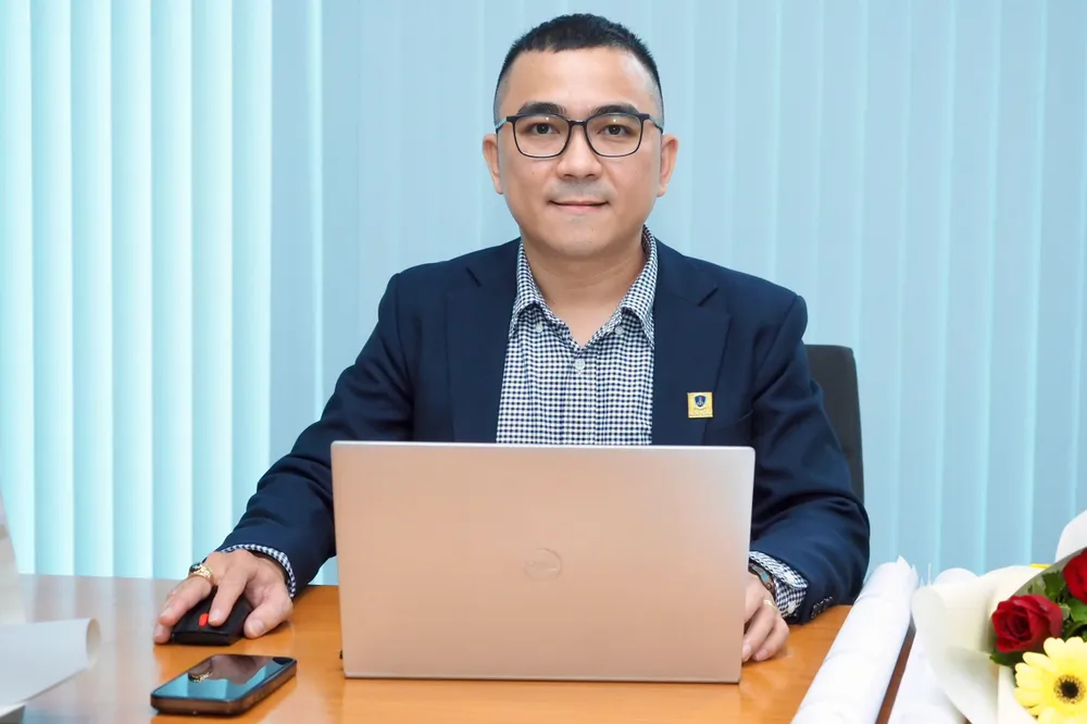 Th.S. Trương Quang Trị, Phó Trưởng phòng Công tác sinh viên – Trường ĐH Nguyễn Tất Thành tại buổi giao lưu trực tuyến, sáng 23-7. Ảnh: HOÀNG HÙNG QUANGTRI.jpg