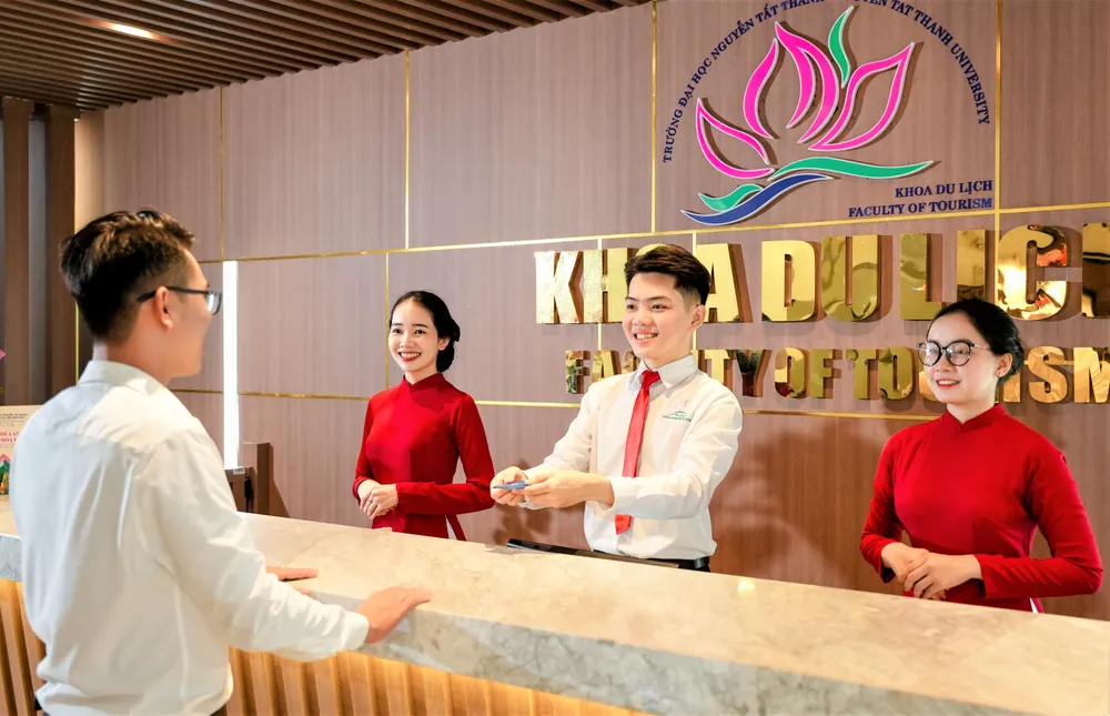 Sinh viên Khoa Du lịch Trường ĐH Nguyễn Tất Thành học thực hành Sinh viên Khoa Du lịch Trường ĐH Nguyễn Tất Thành học thực hành.jpg