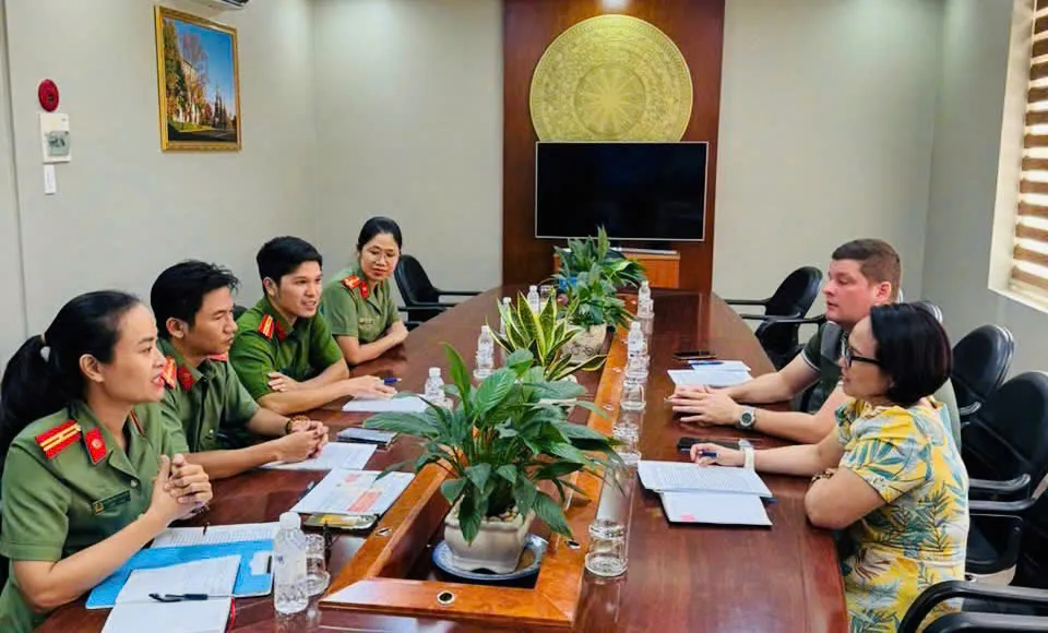 នគរបាលប៉ុស្តិ៍តាមថាំងចុះផ្សព្វផ្សាយ និងណែនាំជនបរទេសឱ្យដំឡើងអត្តសញ្ញាណអេឡិចត្រូនិកកម្រិត២ ។ រូបថត៖ MINH THANH congan.jpg