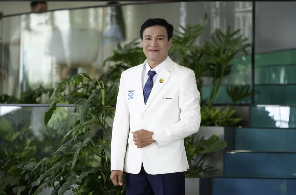 Sự kiên trì, bền bỉ đã giúp anh Phạm Văn Tám đạt được những thành tựu nổi bật trong sự nghiệp tư vấn bảo hiểm sau hơn 20 năm làm nghề. Ảnh: NVCC nhanvat.jpg