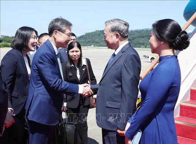 Bộ trưởng Ngoại giao Cho Hyun cùng các quan chức Hàn Quốc đón Tổng Bí thư Tô Lâm và Phu nhân tại Sân bay quân sự Seongnam, thủ đô Seoul. Ảnh: Thống Nhất – TTXVN tongbithu1.jpg