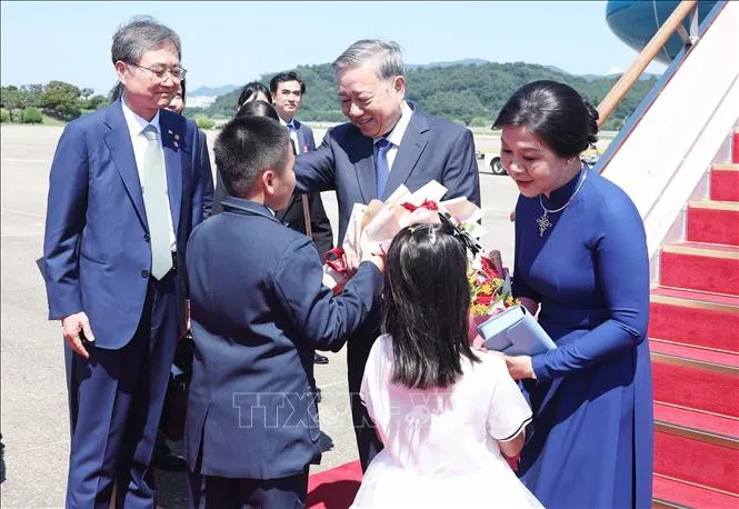 Lễ đón Tổng Bí thư Tô Lâm và Phu nhân tại Sân bay quân sự Seongnam, thủ đô Seoul. Ảnh: Thống Nhất – TTXVN tongbithu3.jpg